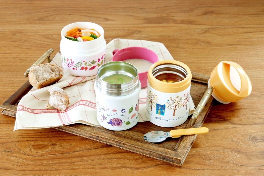 無論何時何地都能喝到美味的湯品的(左)秋日之森附湯碗便當組 610ML 480元湯碗便當組合 (中)秋日之森保溫湯碗便當盒粉380 ML $ 1,480 元  (右)秋日之森保溫湯碗組橘色300 ML $ 1,120 元